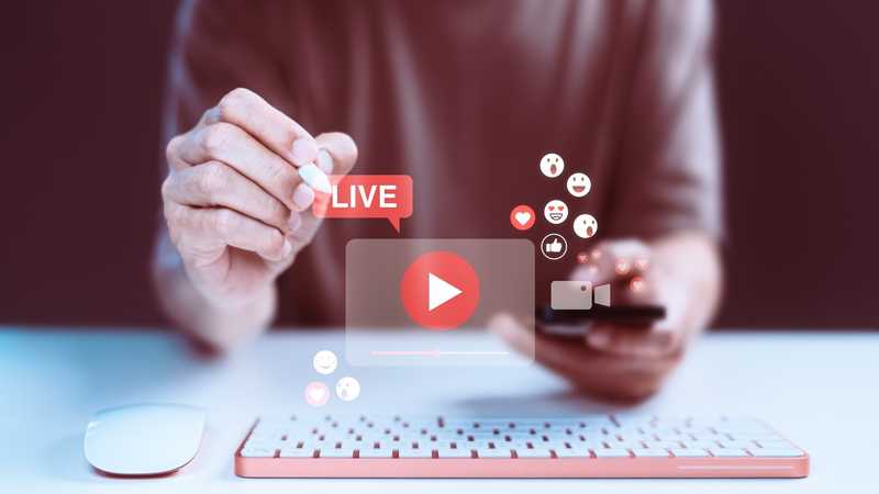 sosyal medya simgelerini içeren canlı video oynatıcıyla etkileşim kuran bir el