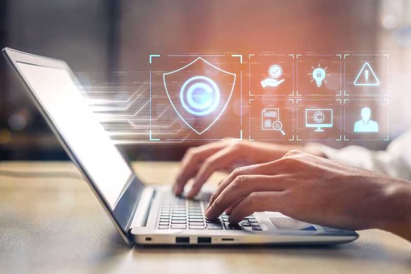 bilgisayar ile çalışan biri